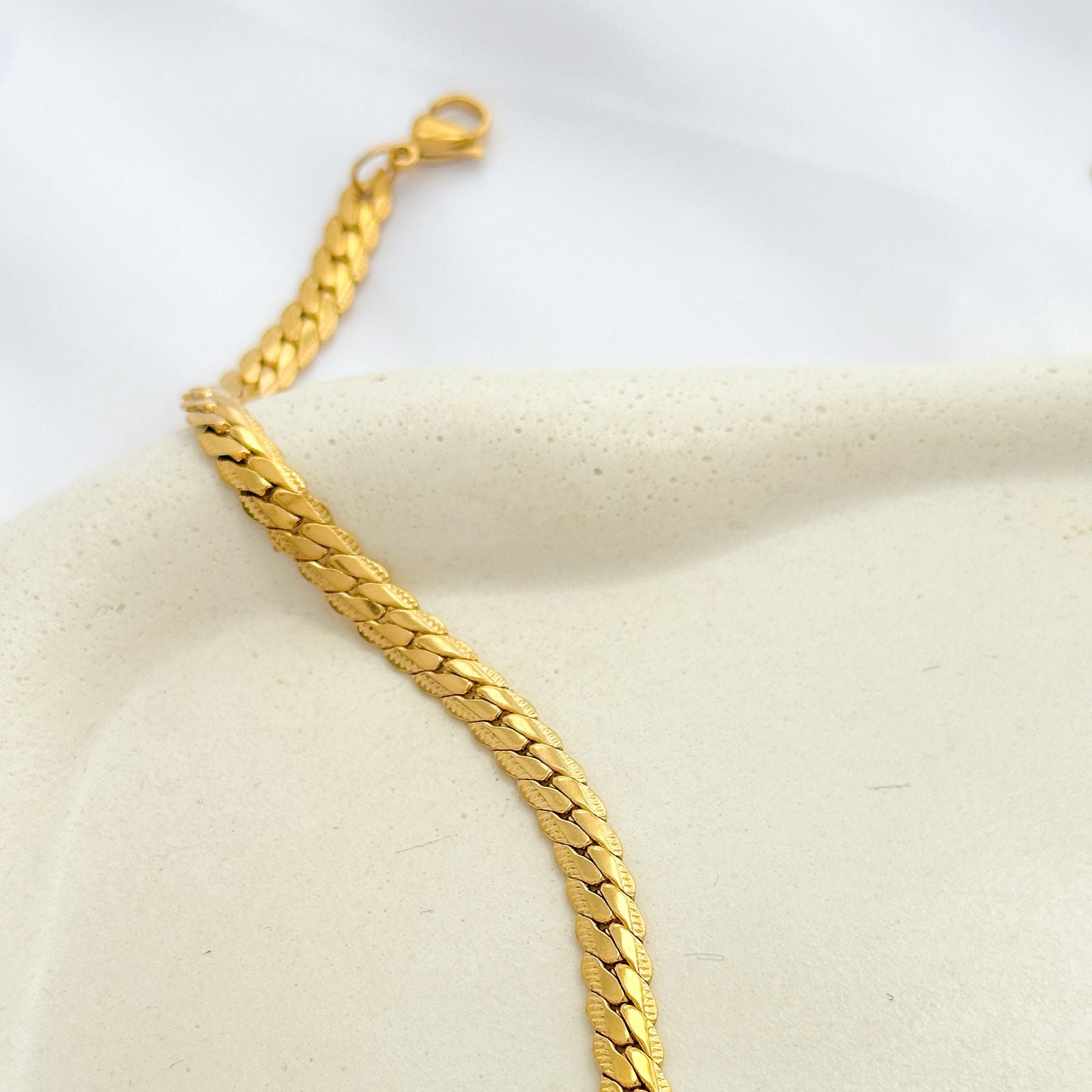 Colar em aço inoxidável com coração vazado