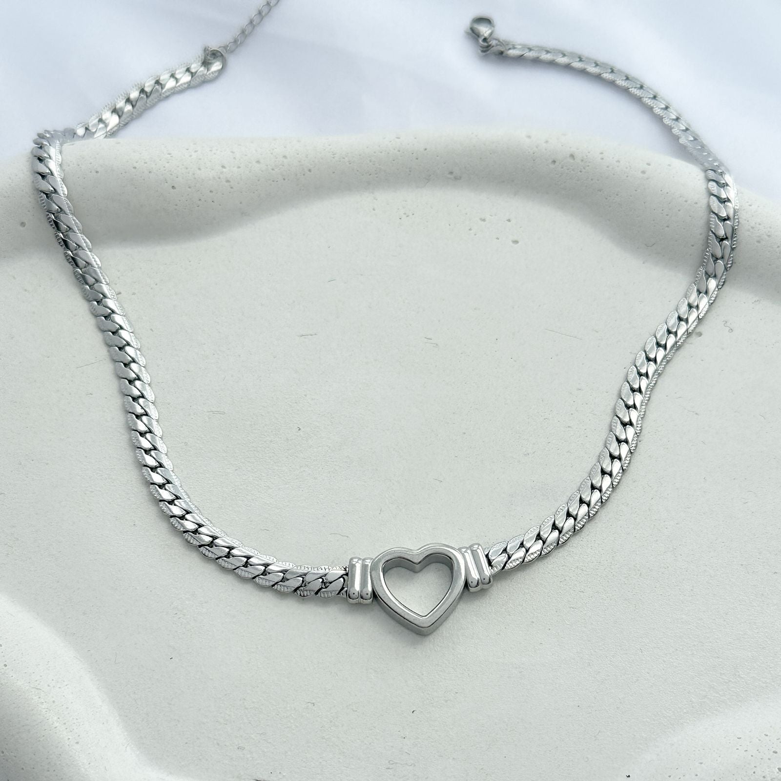 Colar em aço inoxidável com coração vazado