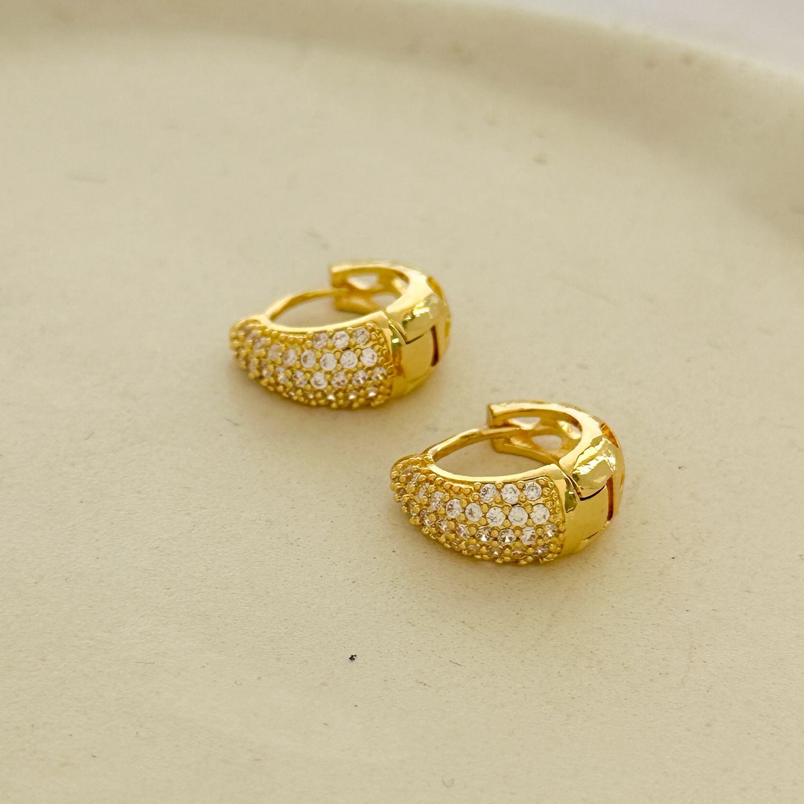 Brinco argola cravejada