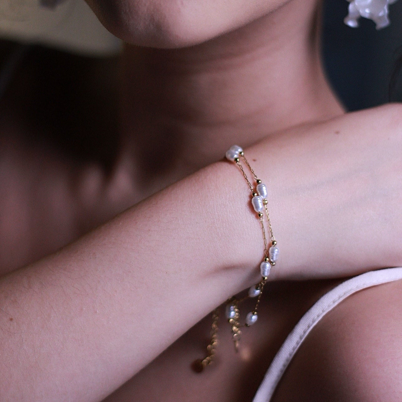 Pulseira em aço com mini pérolas orgânicas