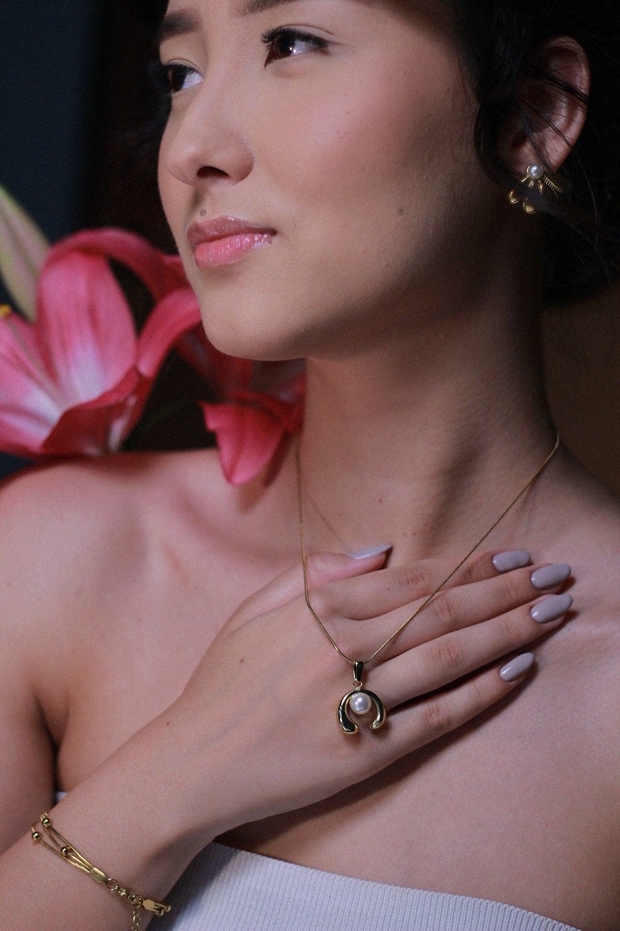 Colar em aço com pingente orgânico