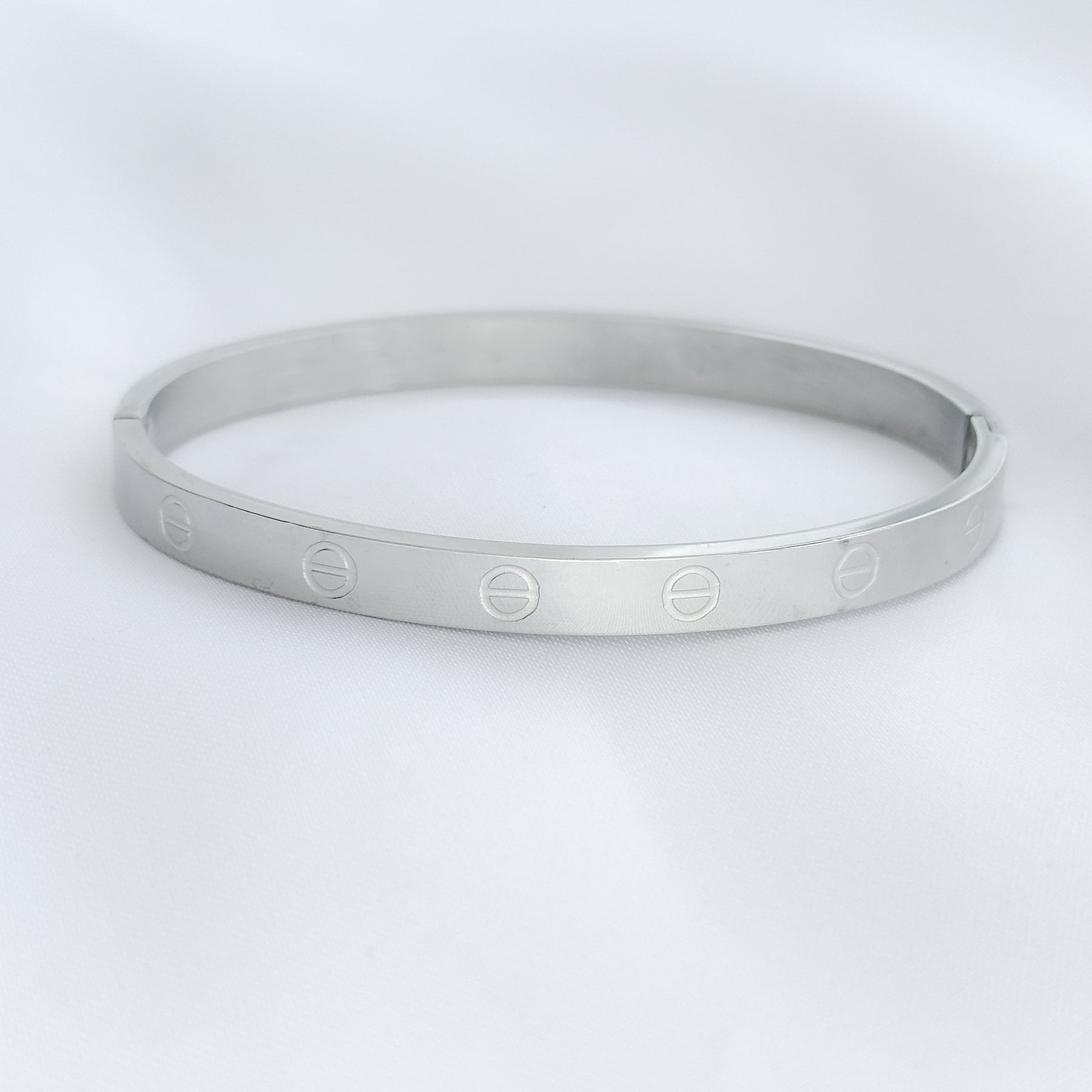 Bracelete em aço inspiração