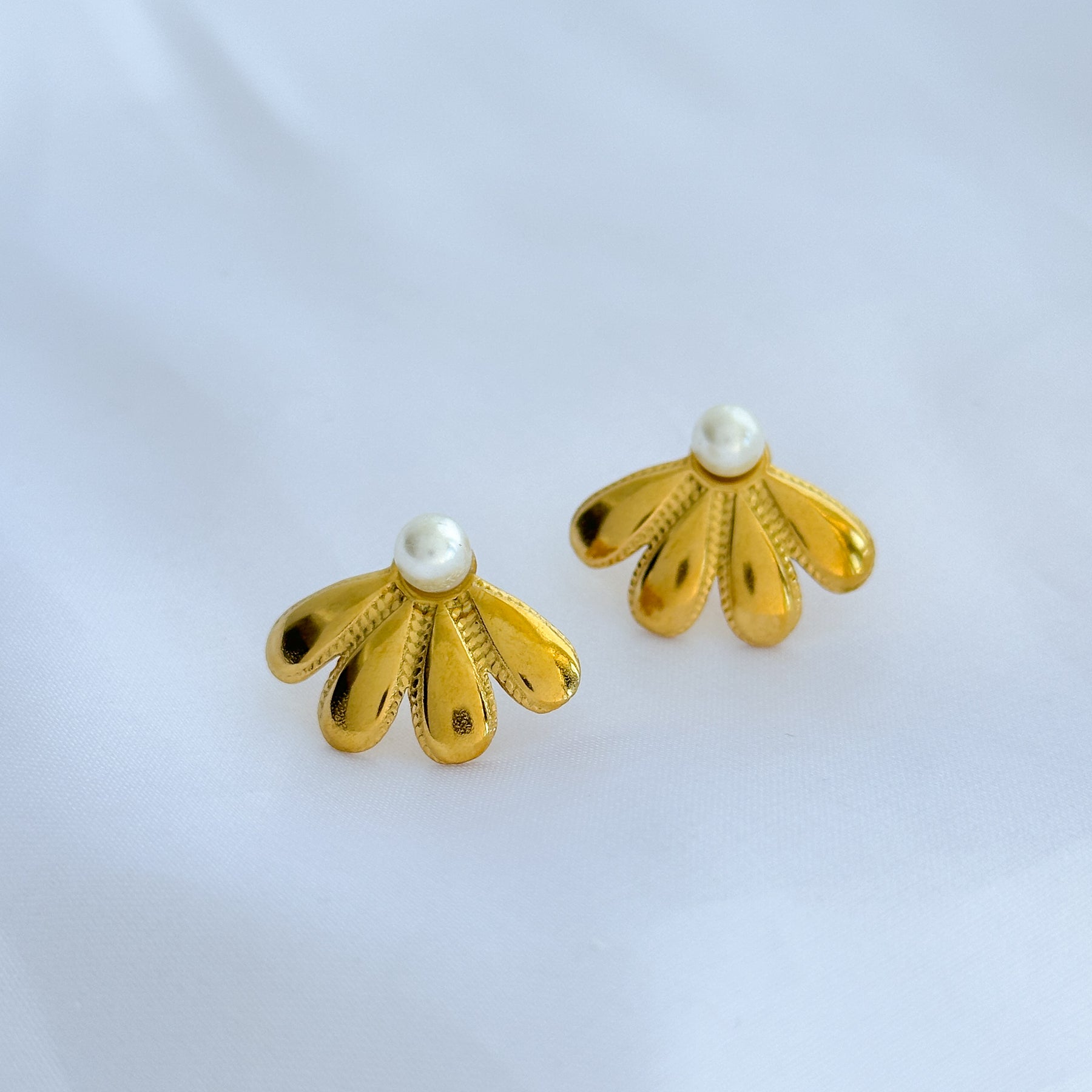 Brinco em aço meia flor