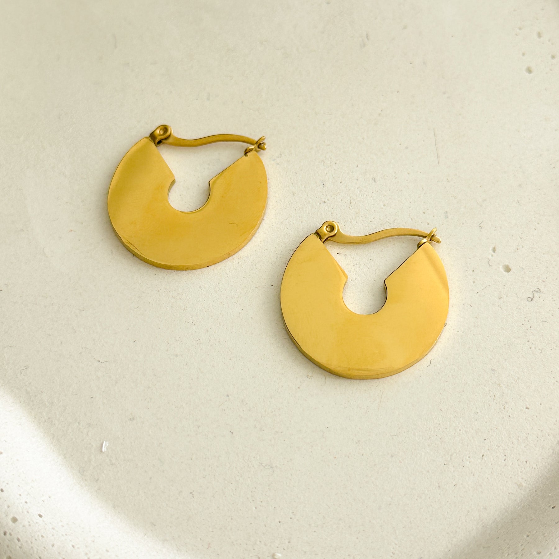 Brinco AÇO - argola lisa chapa dourada