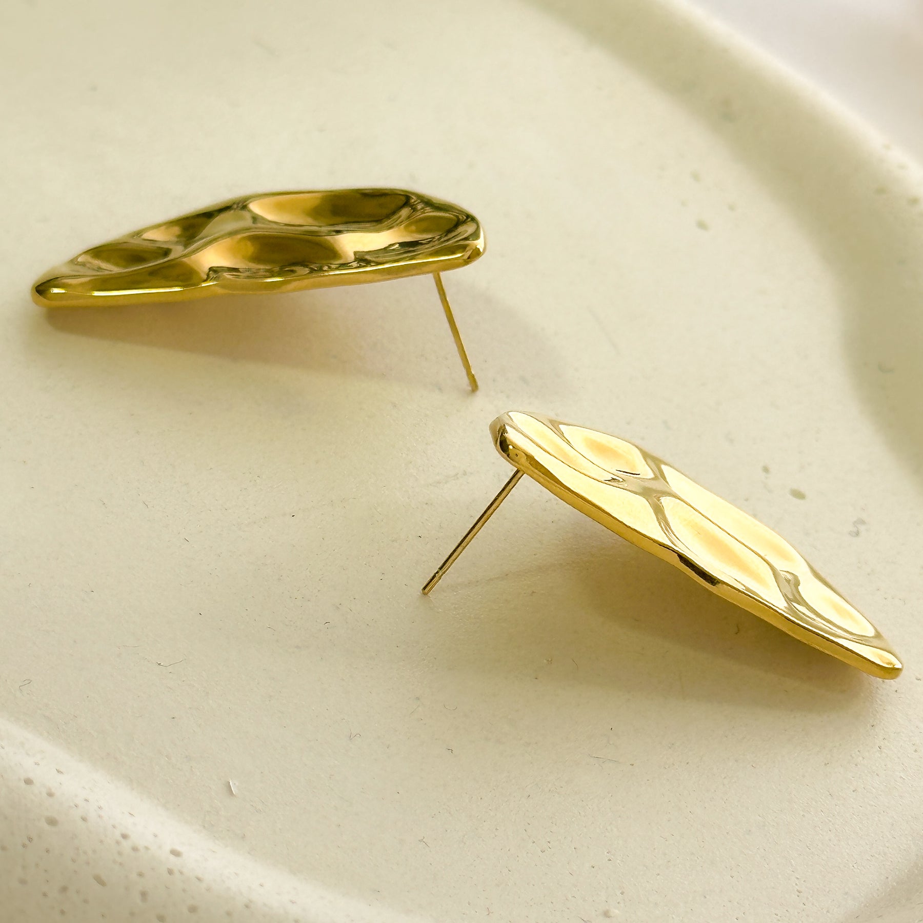 Brinco AÇO - dourado martelado lua