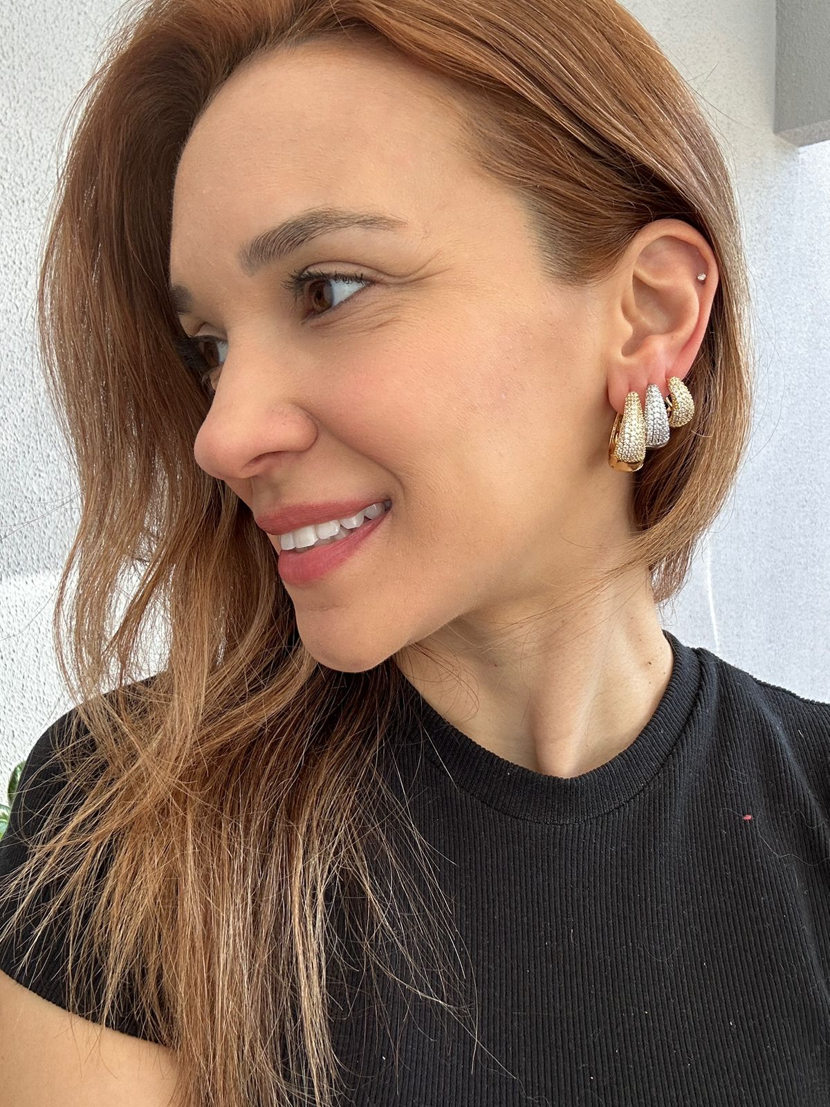 Brinco argola cravejada