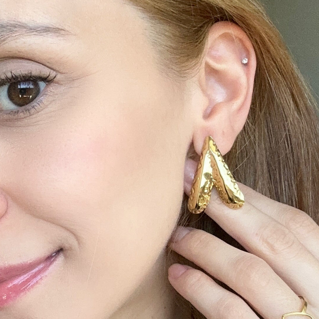 Brinco coração invertido aço