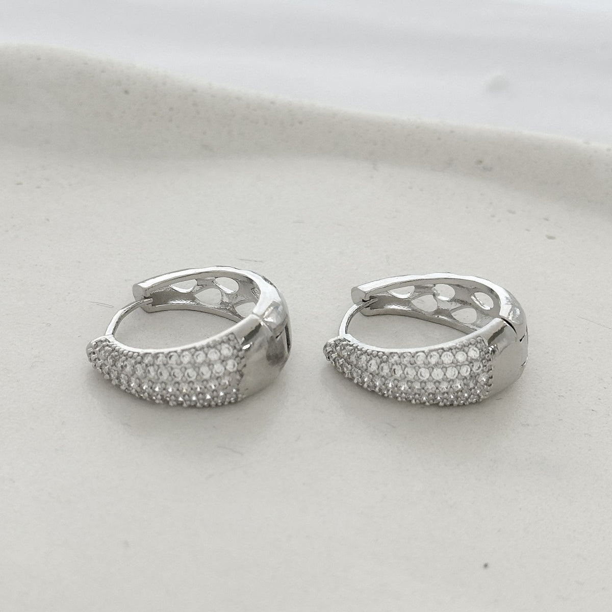 Brinco argola cravejada