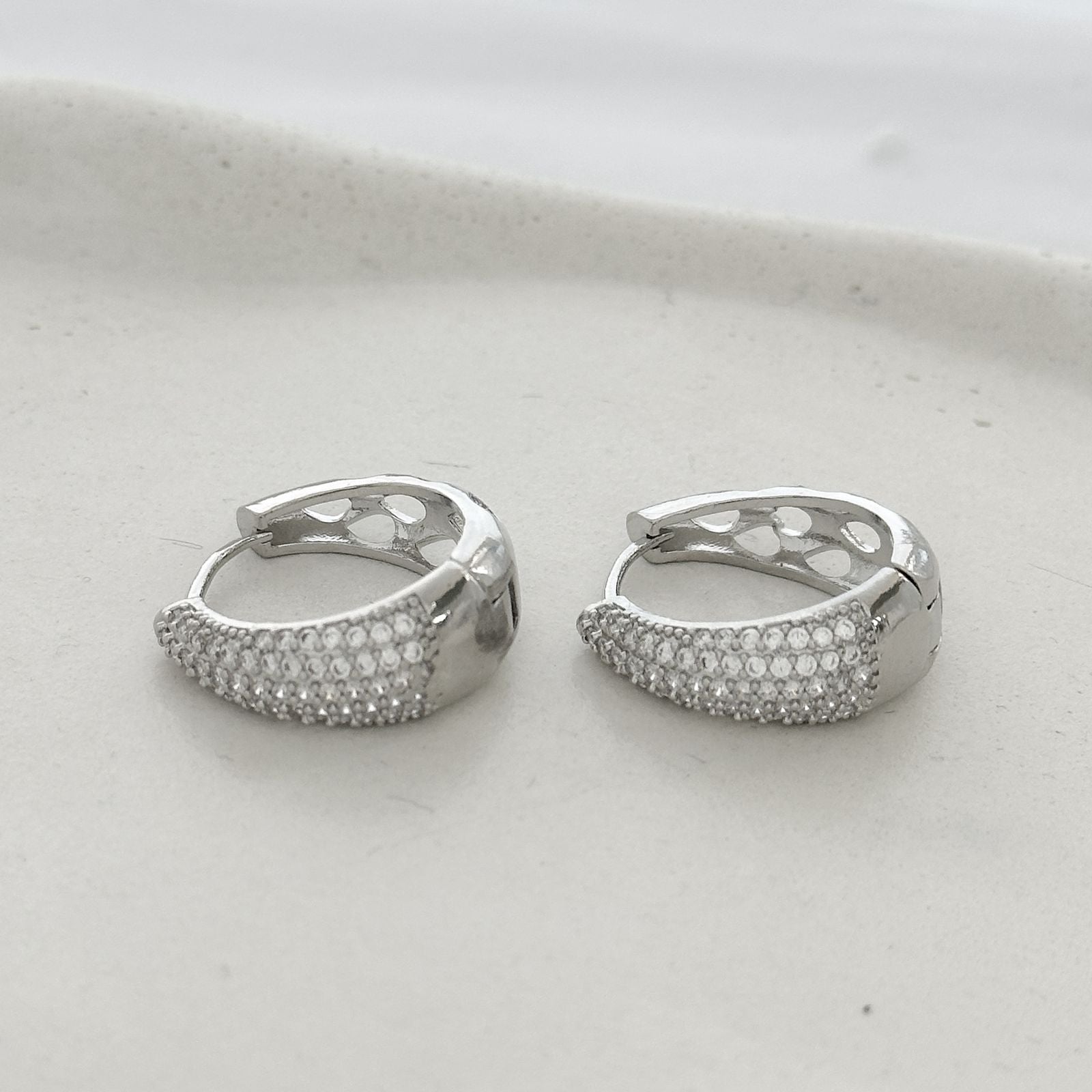 Brinco argola cravejada