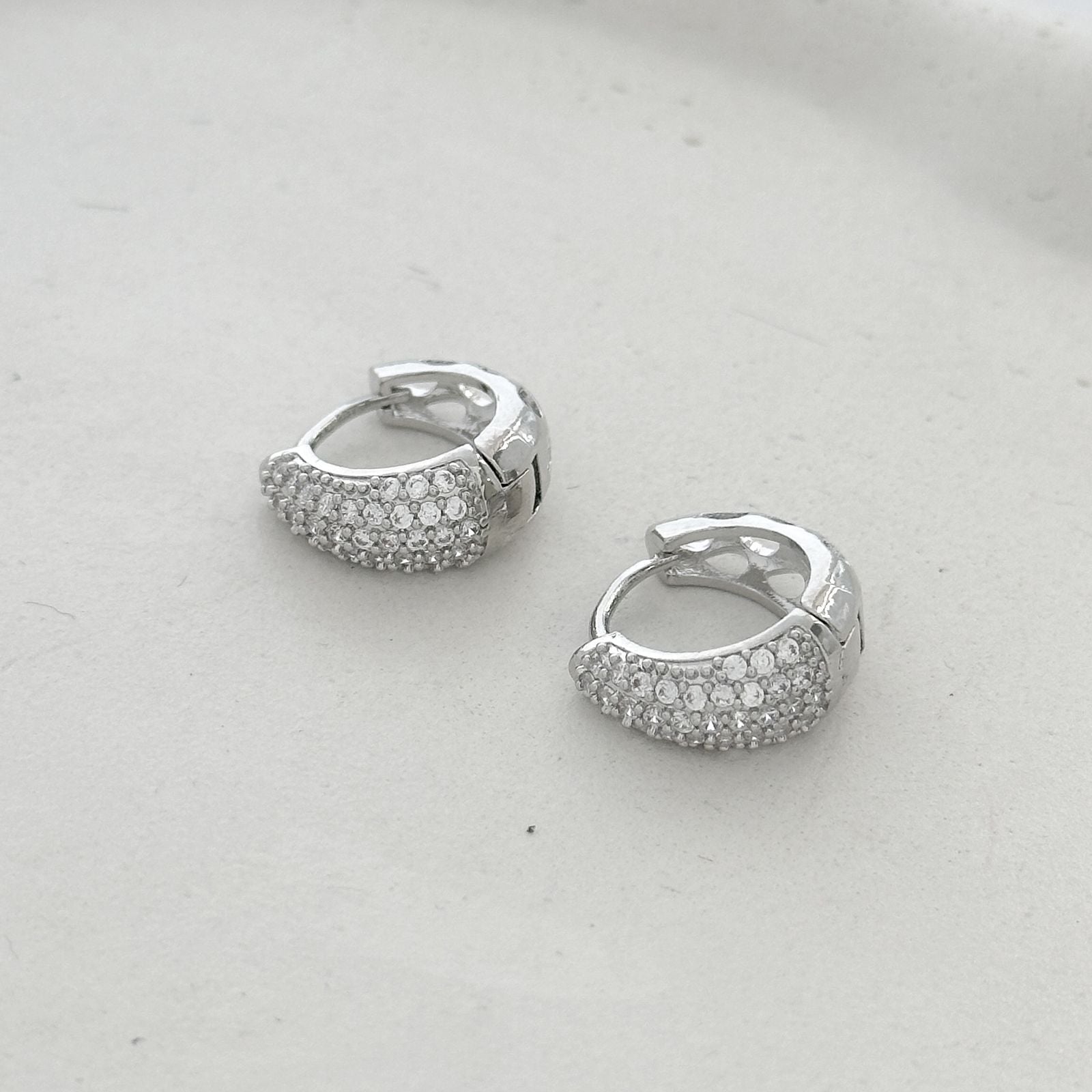 Brinco argola cravejada