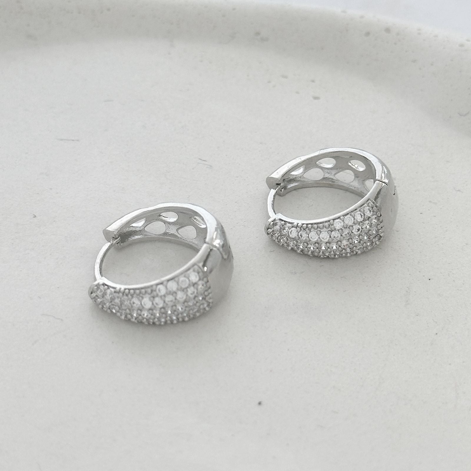 Brinco argola cravejada