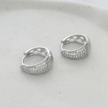 Brinco argola cravejada