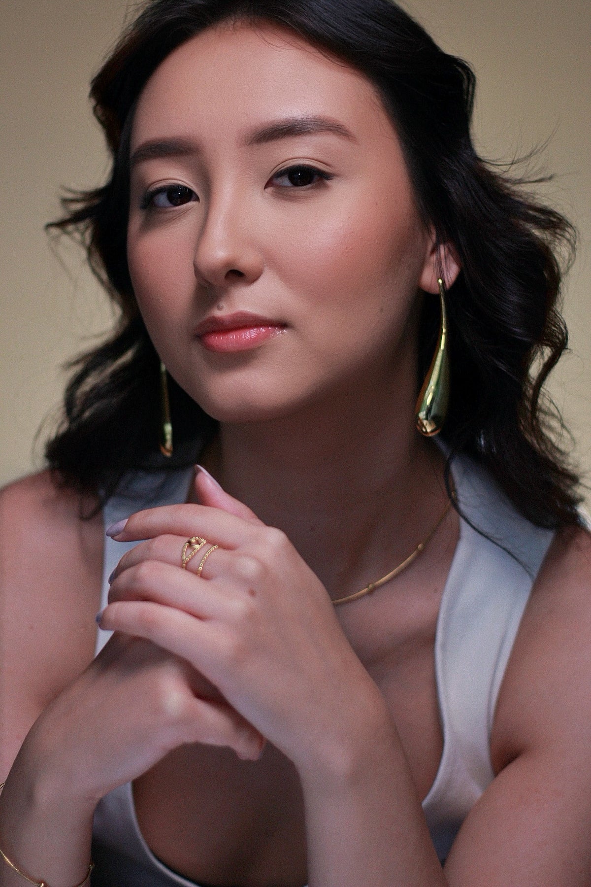 Brinco em aço gota lateral