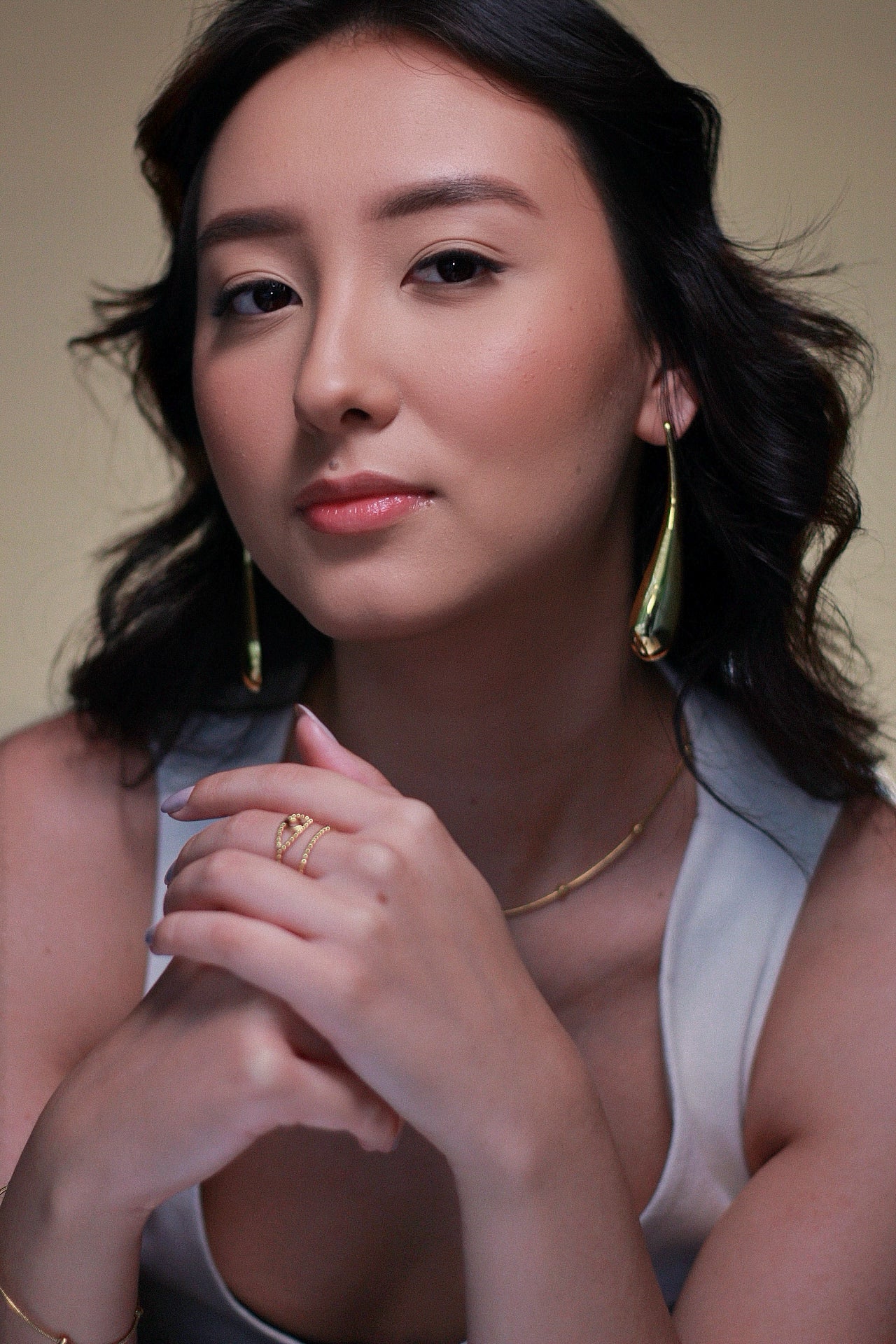 Brinco em aço gota lateral