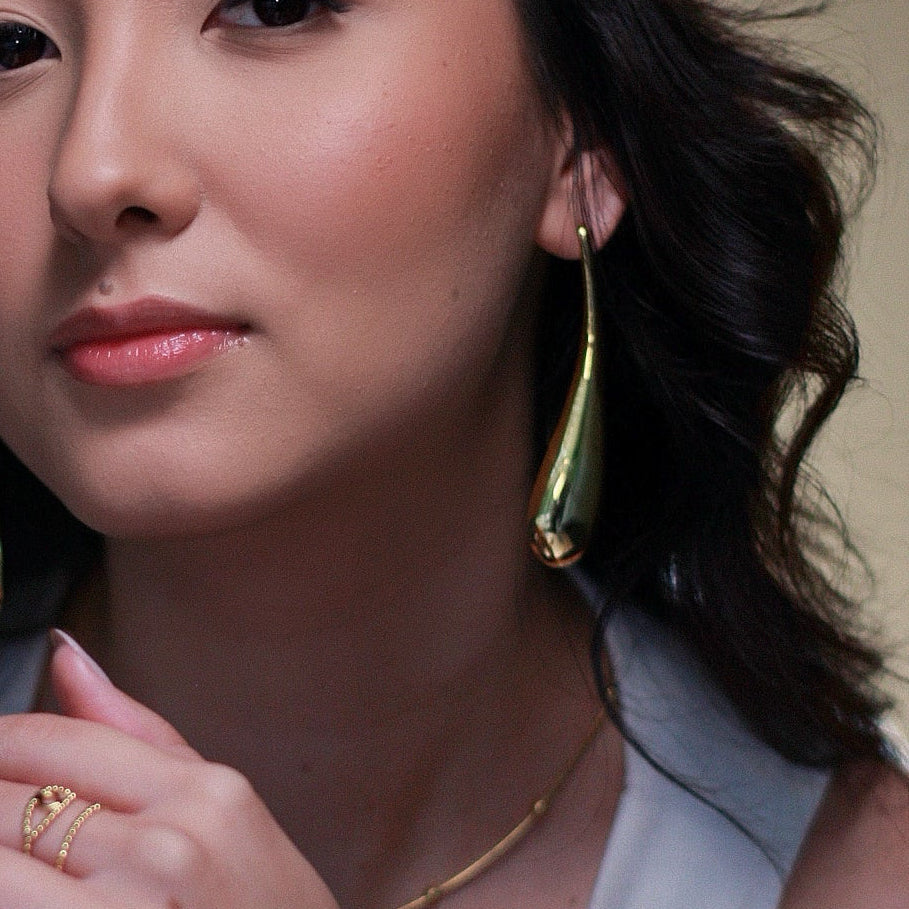 Brinco em aço gota lateral