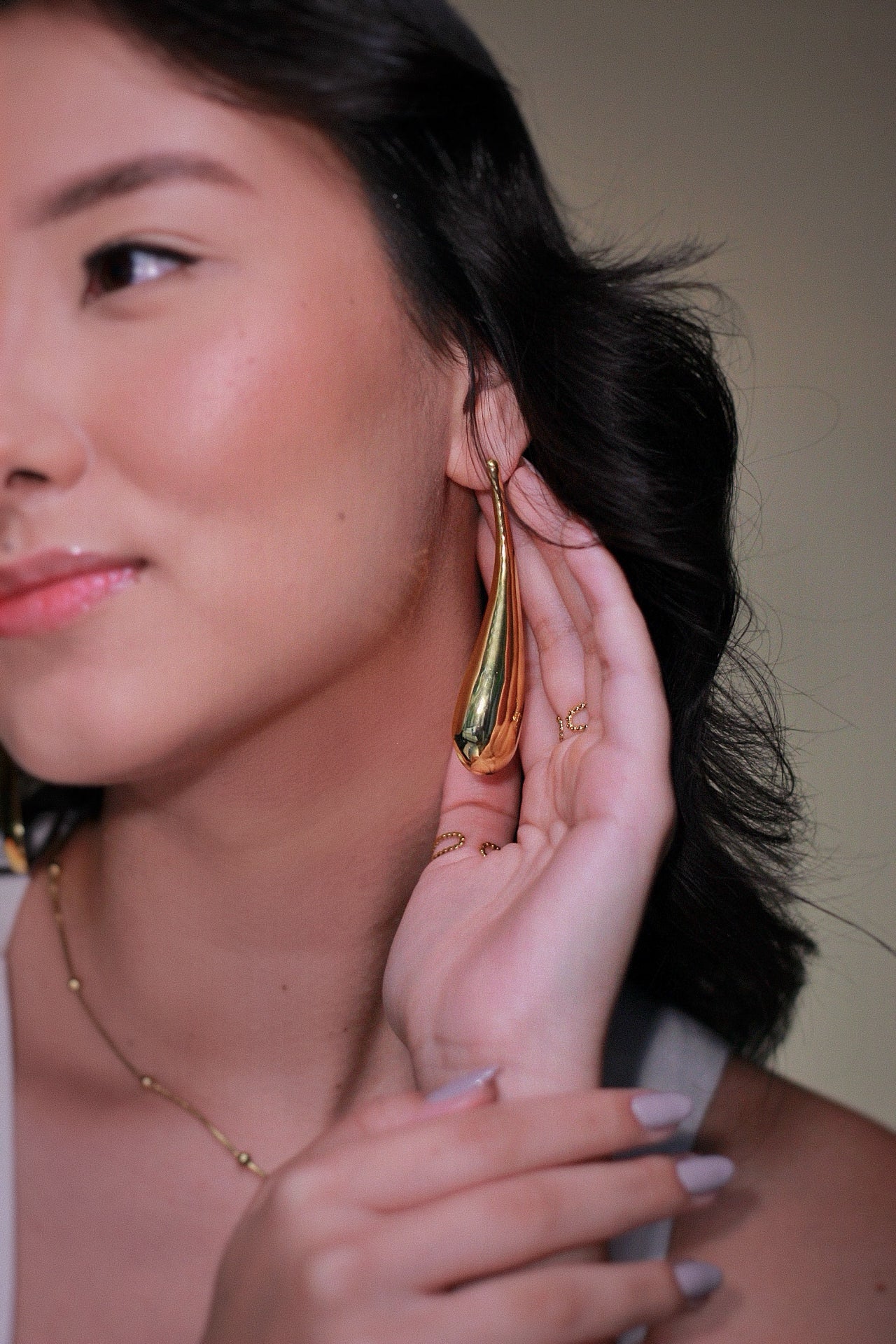 Brinco em aço gota lateral