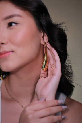 Brinco em aço gota lateral