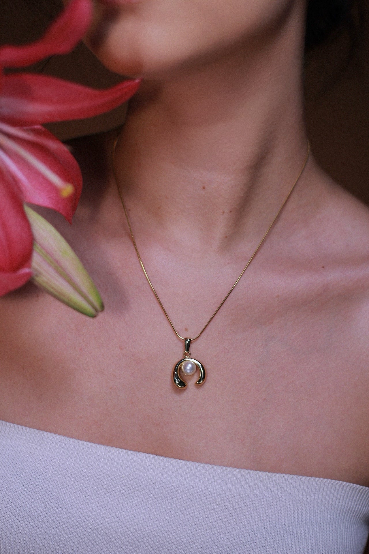 Colar em aço com pingente orgânico