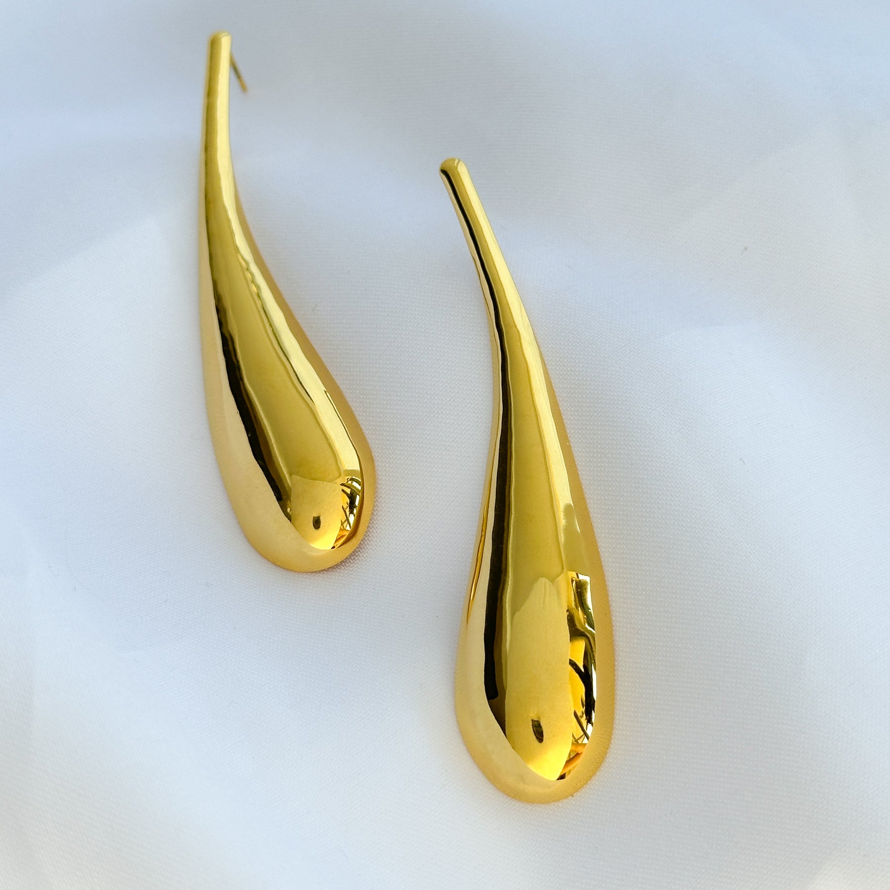 Brinco em aço gota lateral