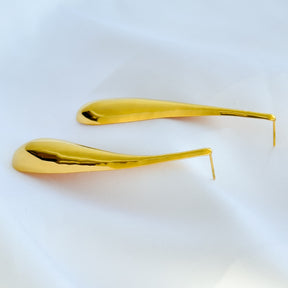 Brinco em aço gota lateral