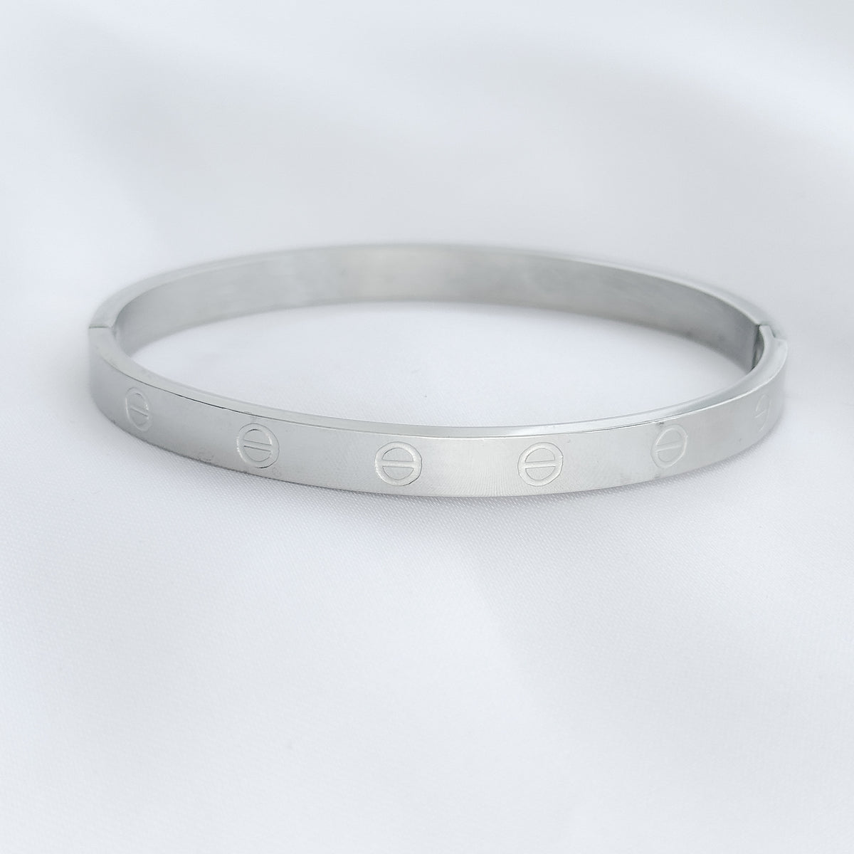 Bracelete em aço inspiração