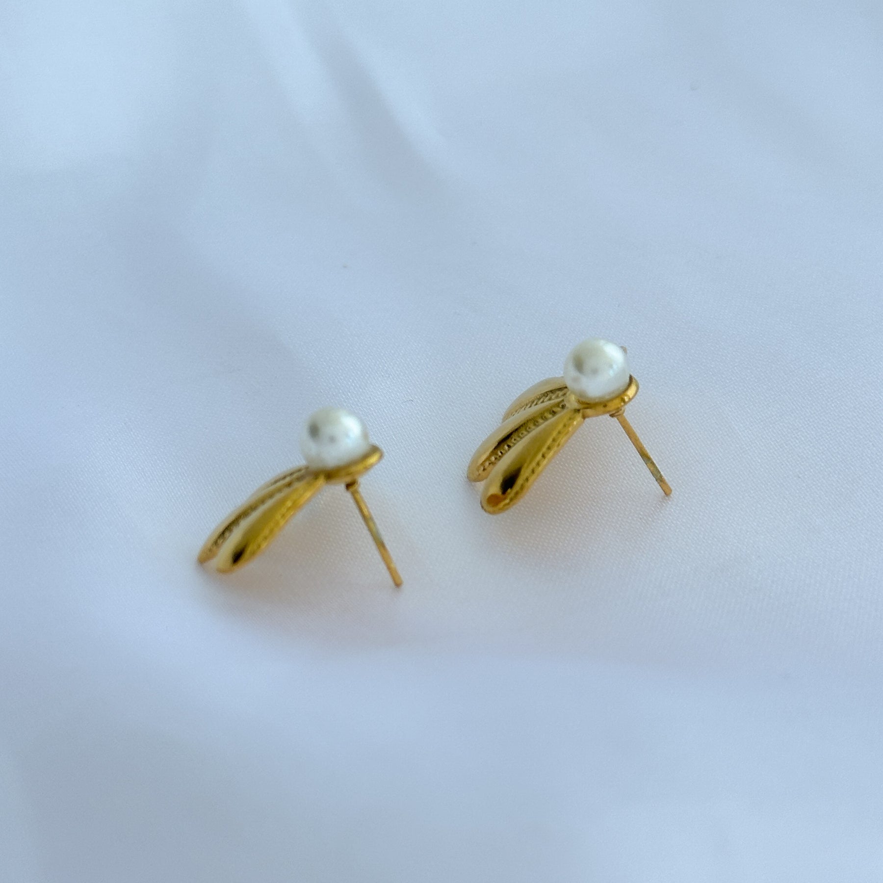 Brinco em aço meia flor