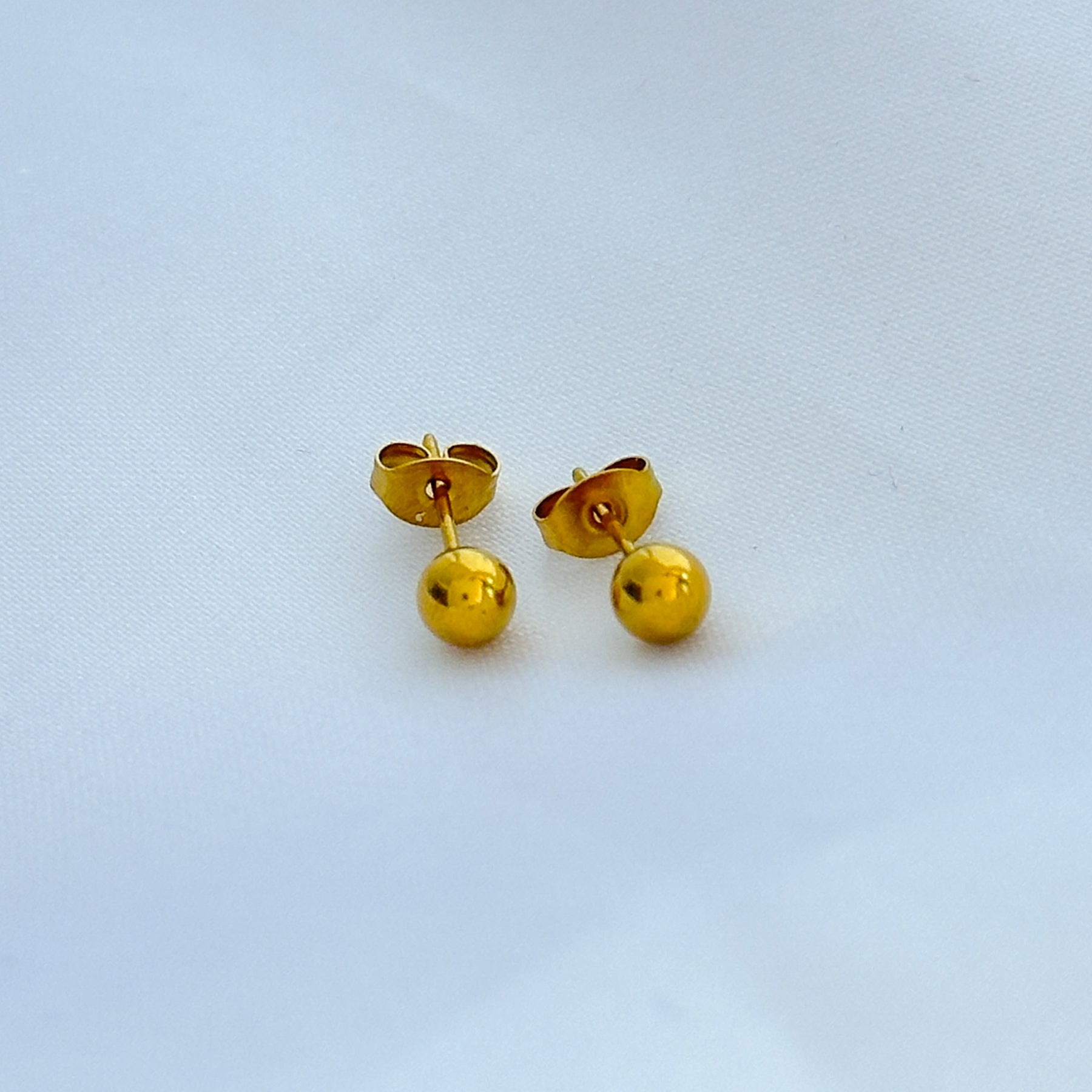 Brinco mini esfera em aço