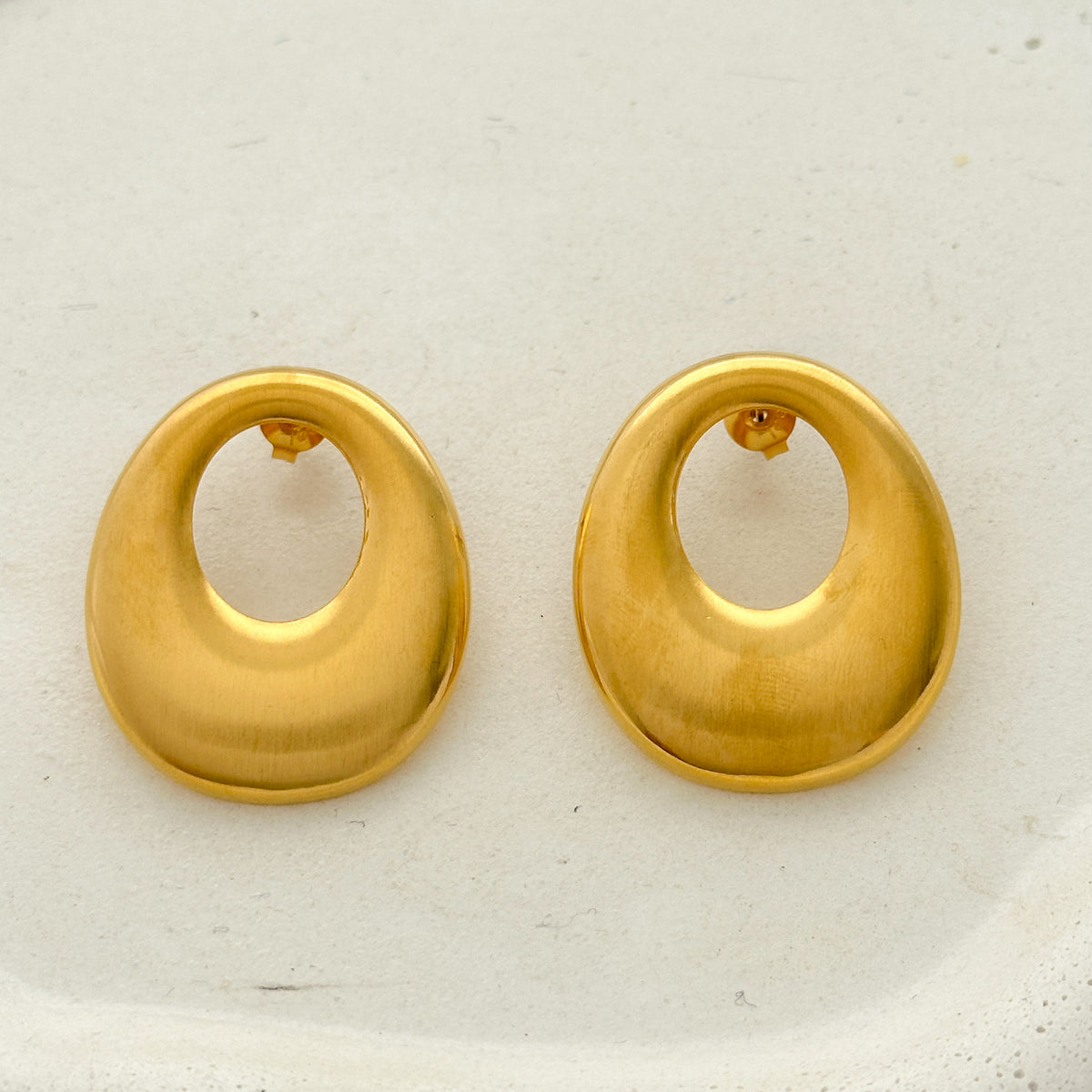 Brinco oval vazado - aço