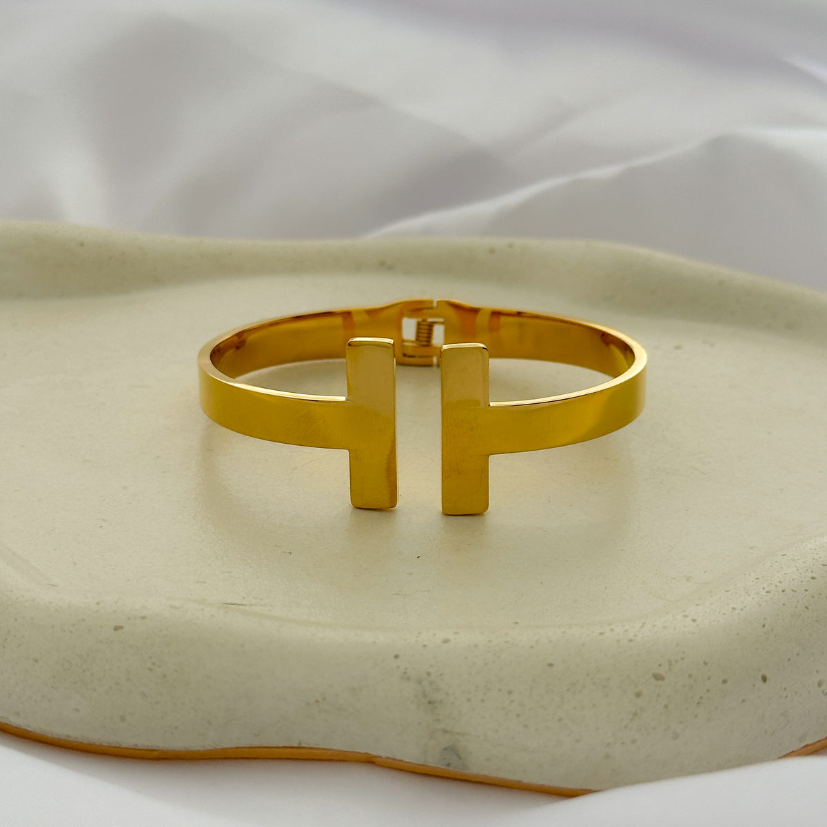 Bracelete modelo T em aço