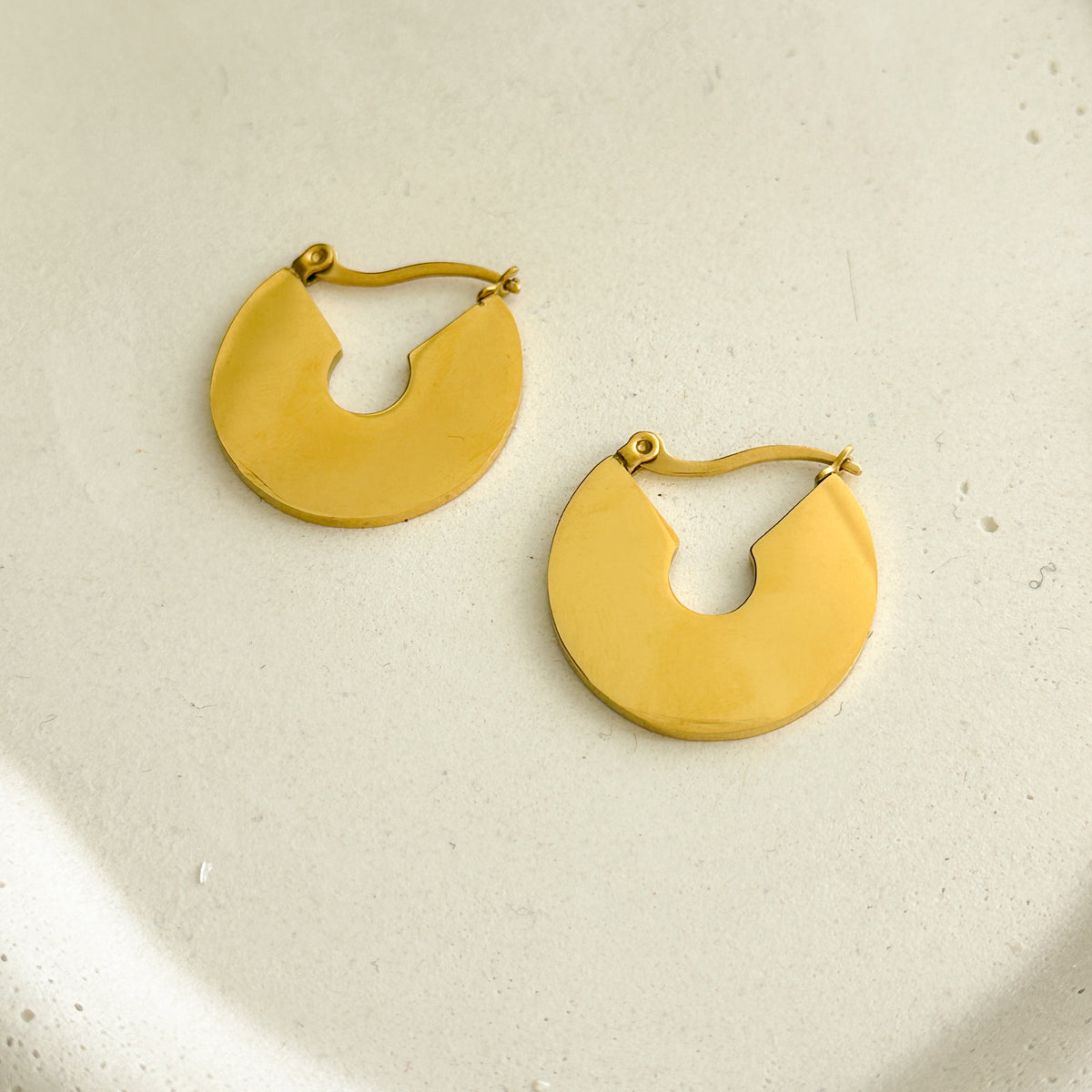 Brinco AÇO - argola lisa chapa dourada