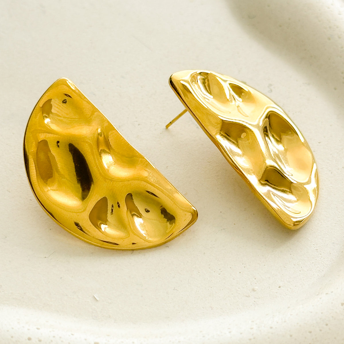 Brinco AÇO - dourado martelado lua