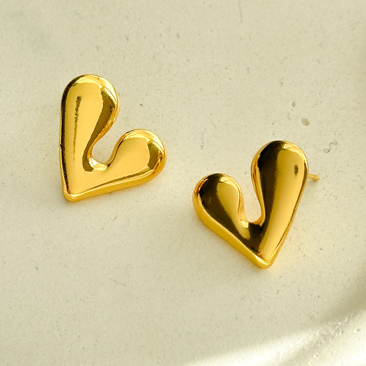 Brinco AÇO - mini coração dourado