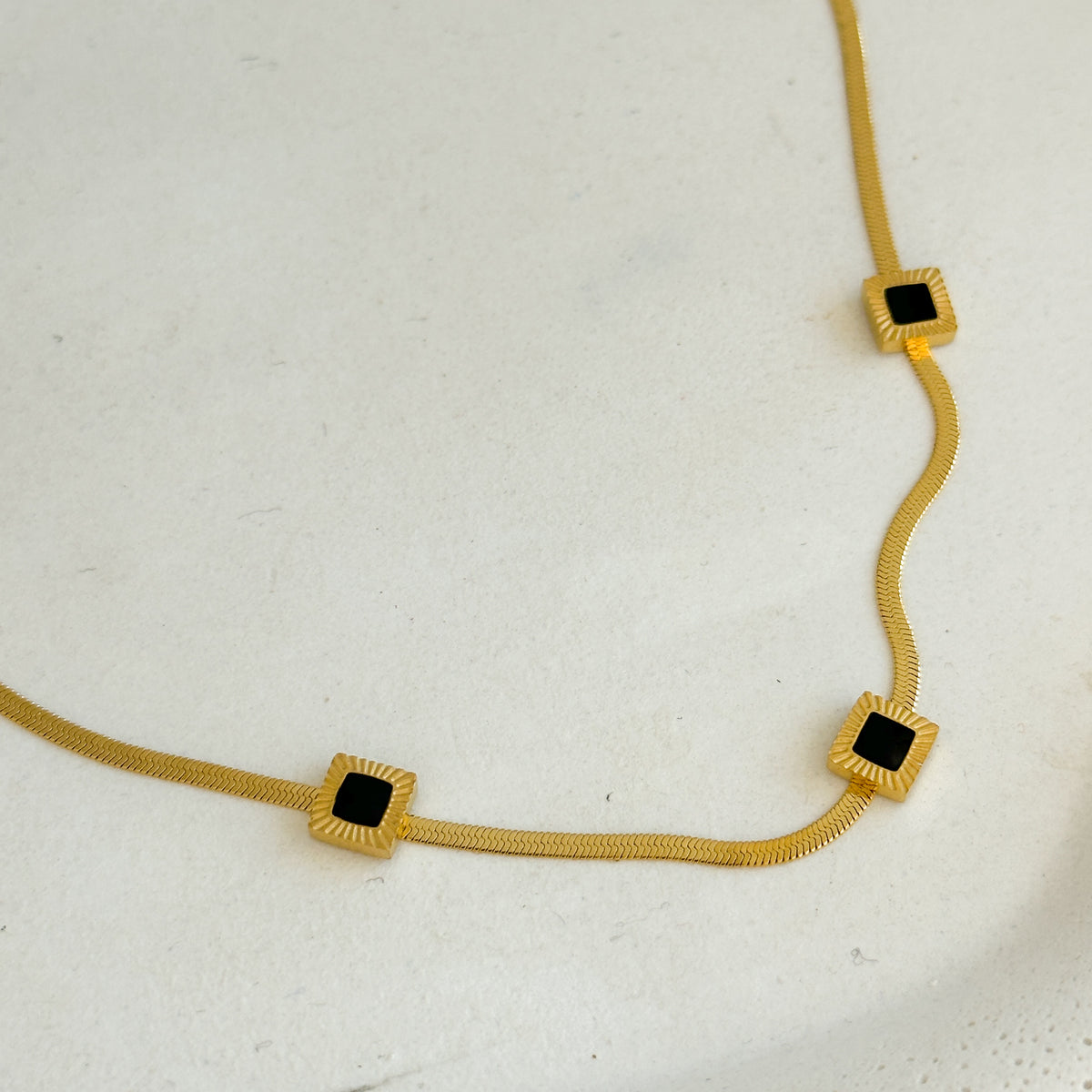 Colar pedra black - Aço