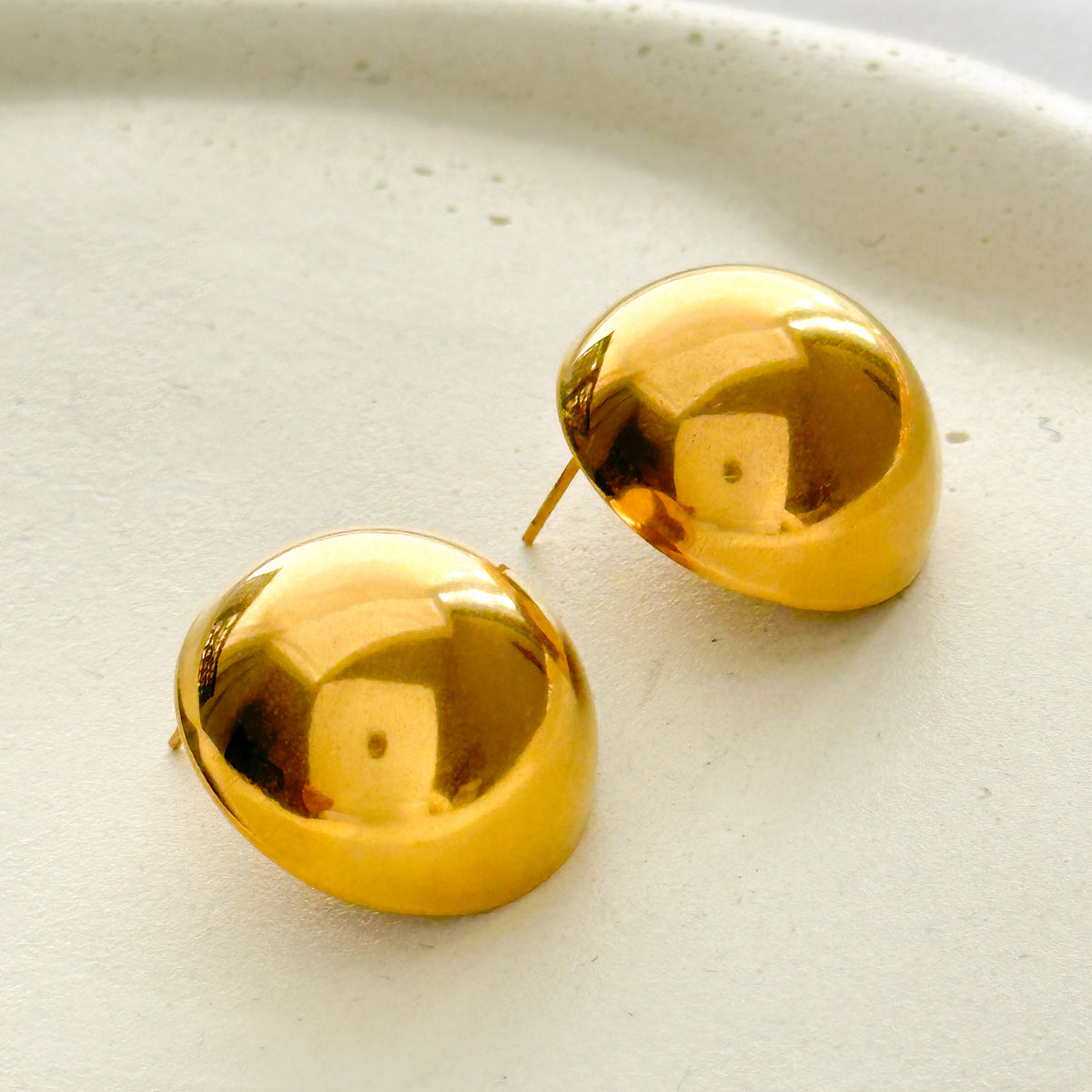 Brinco AÇO dourado - meia esfera