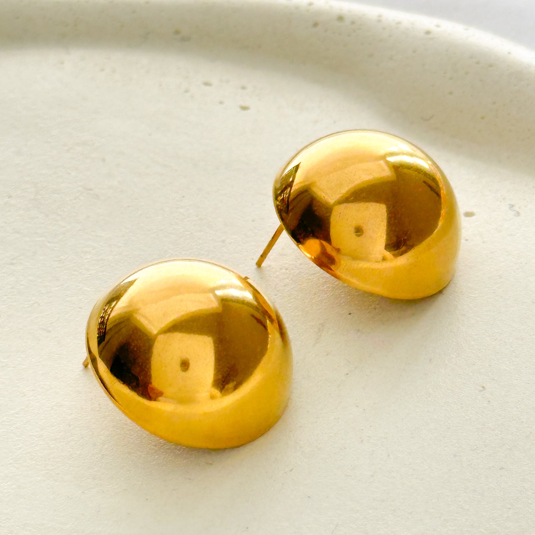 Brinco AÇO dourado - meia esfera