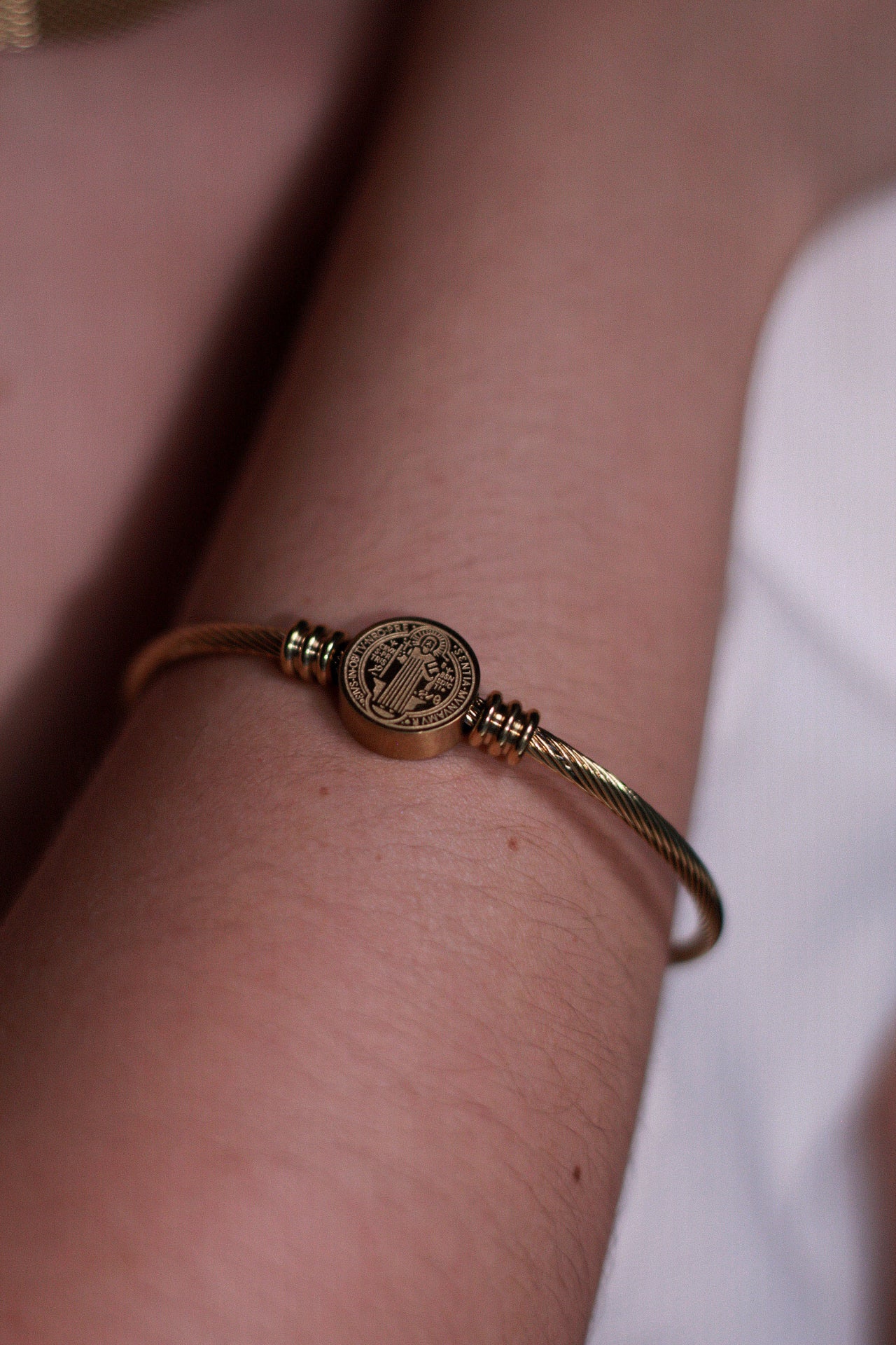 Bracelete em aço Cruz Sagrada