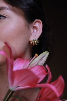 Brinco em aço meia flor