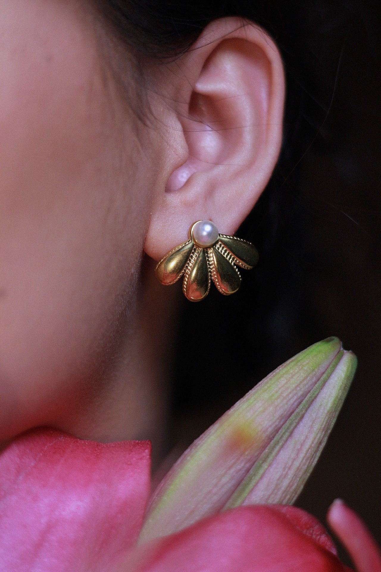 Brinco em aço meia flor